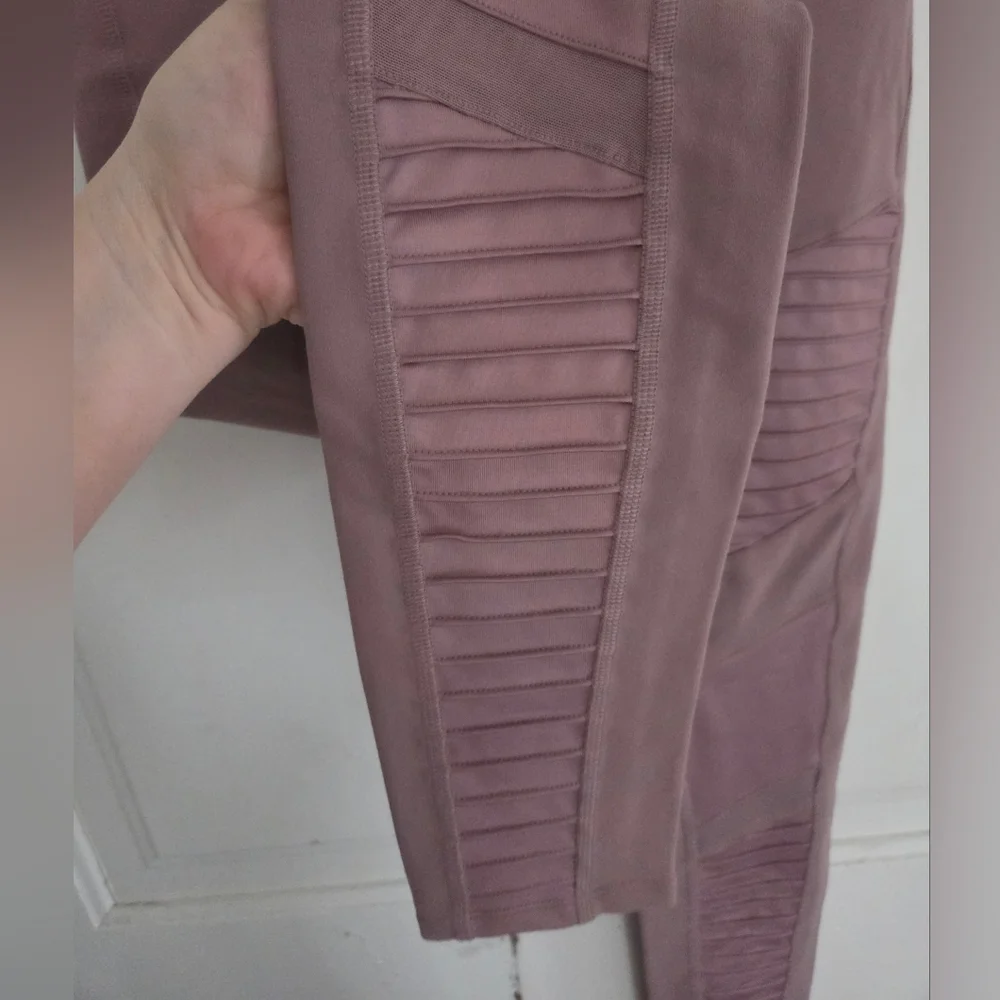 Alo High Waist Moto Legging in Smoky Quartz & Smoky Quartz